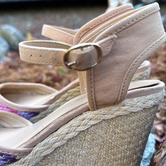 Lexi & Abbie Closed toe wedge espadrilles rainbow jute & beige. Size 6 - Picture 5 of 9